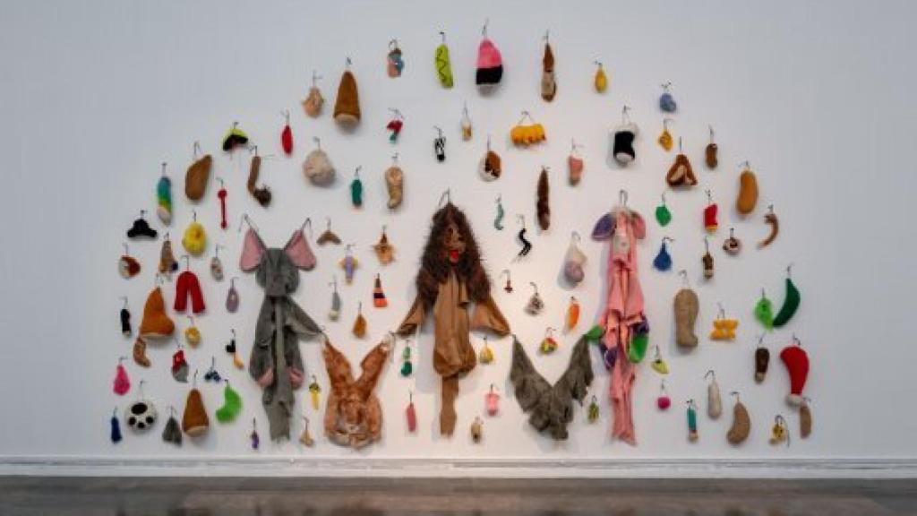 Annette Messager: 'Les restes II', 2000