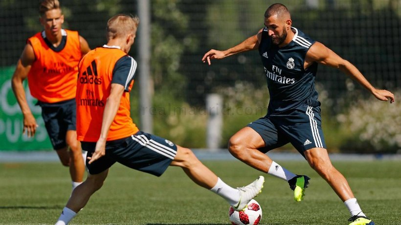 Benzema intenta regatear a Odegard en un entrenamiento en Valdebebas