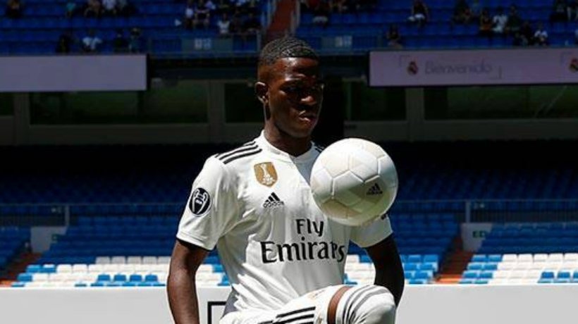 Vinicius tocando el balón