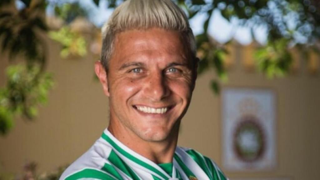 Joaquín, con la nueva equipación del Betis. Foto: Twitter (@joaquinarte)
