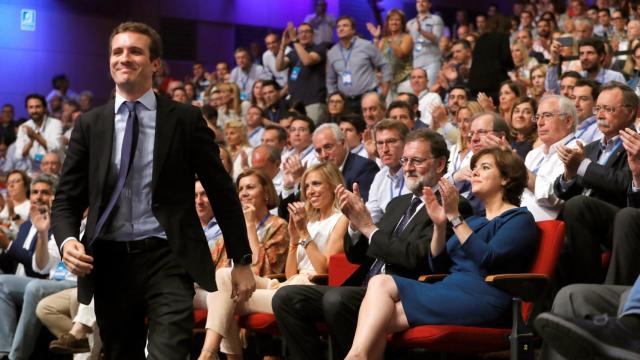 El presidente del PP, Pablo Casado, y su rival derrotada, Soraya Sáenz de Santamaría con Mariano Rajoy.