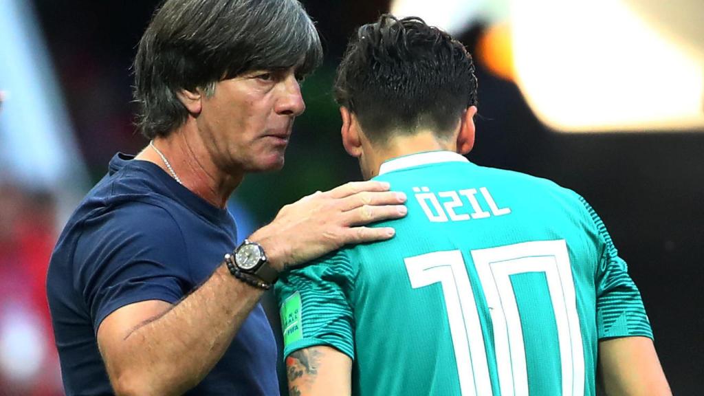 Mesut Özil, junto a Joachim Low