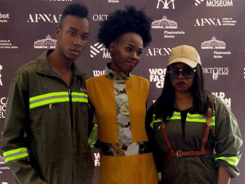 Dos nodelos posan junto a la diseñadora Diana Tambe.