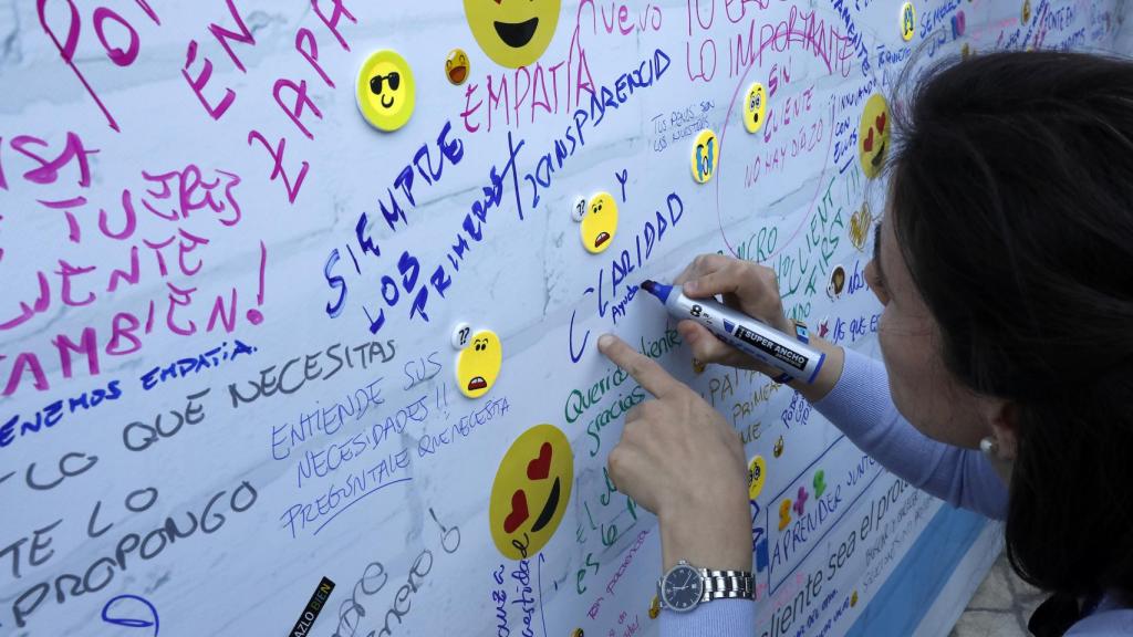 Una empleada de BBVA participando en uno de los talleres de valores.