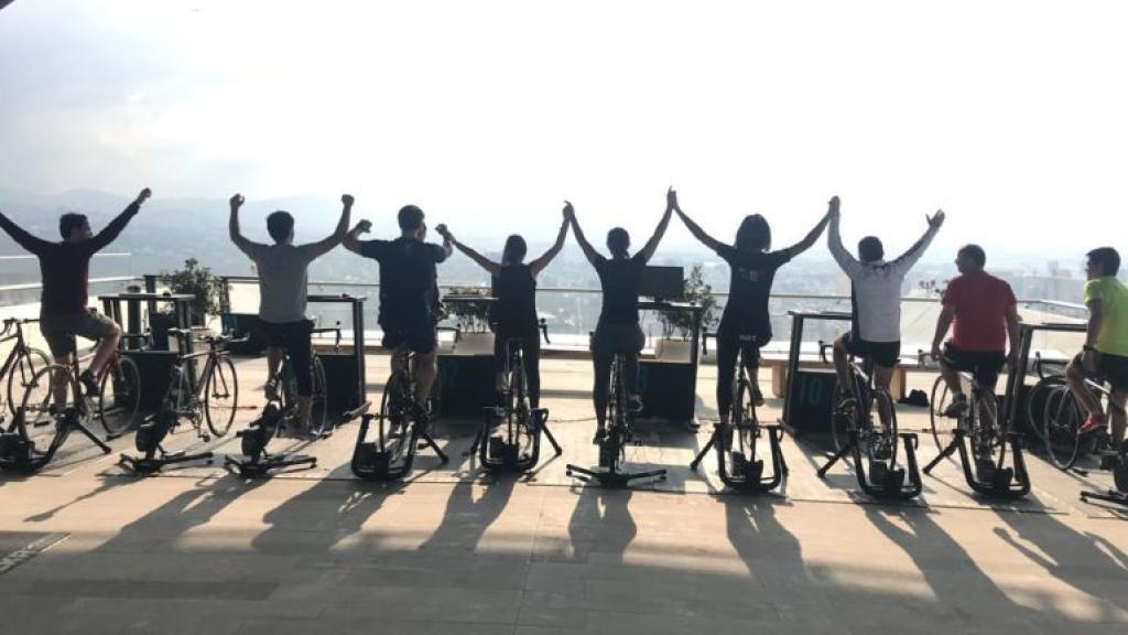 Empleados en México participando en la cadena de kilómetros.