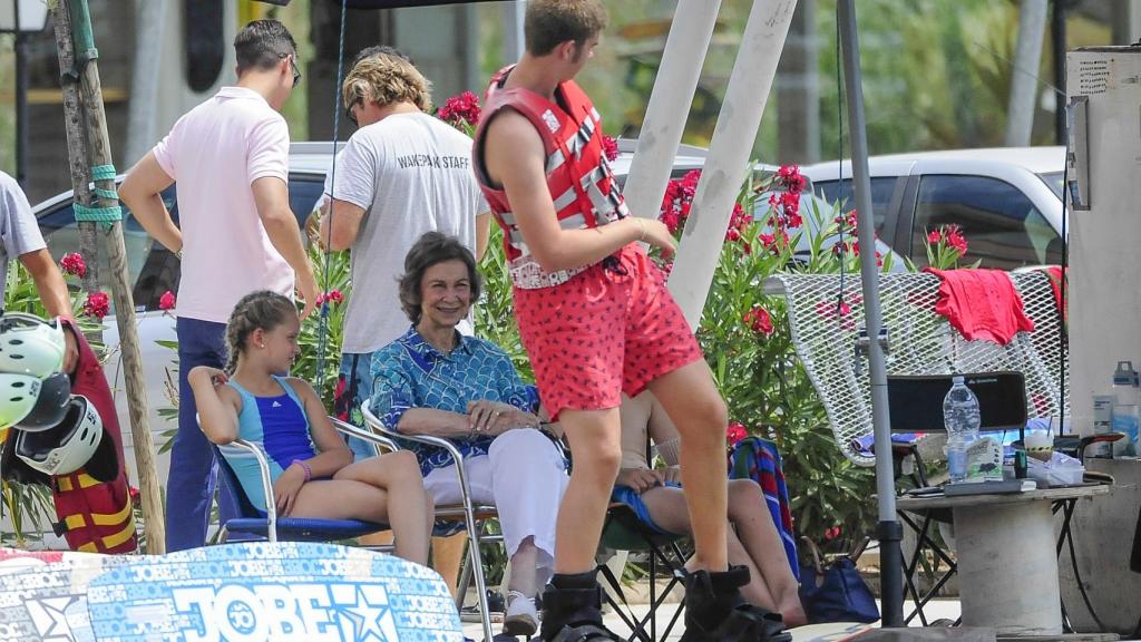 La reina Sofía con sus nietos el 24 de julio en Palma de Mallorca.