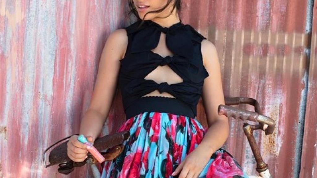 Camila Cabello posando en una foto de sus redes sociales.