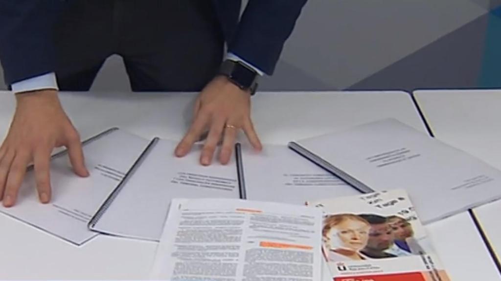 Pablo Casado muestra los trabajos que dice que entregó en su máster.