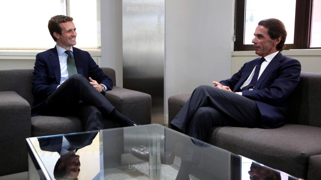 Casado y Aznar durante la reunión.