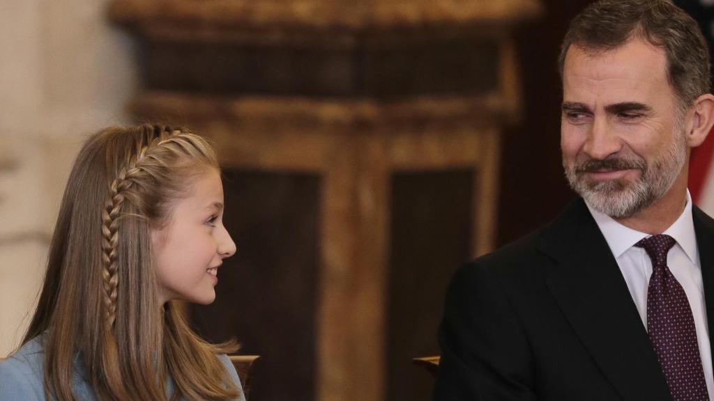 La princesa Leonor y el rey Felipe en la imposición del Toisón de Oro.