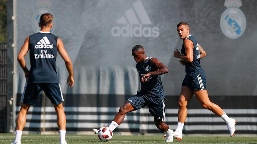 Vinicius durante un partido en el entrenamiento junto a sus compañeros