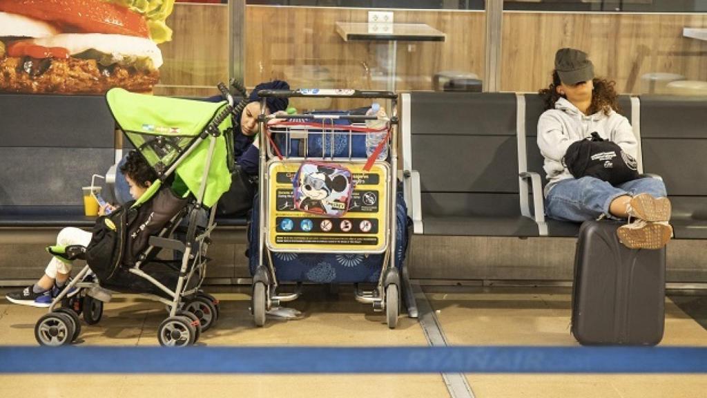 Pasajeros que esperan su embarque en el aeropuerto Madrid-Barajas