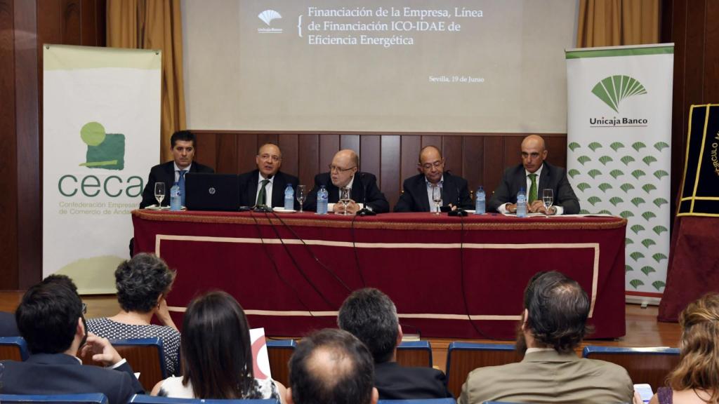 Jornada sobre las ayudas celebrada en el Círculo Mercantil de Sevilla con la presencia de Salvador Navarro, Director de Banca de Empresa de Unicaja Banco.