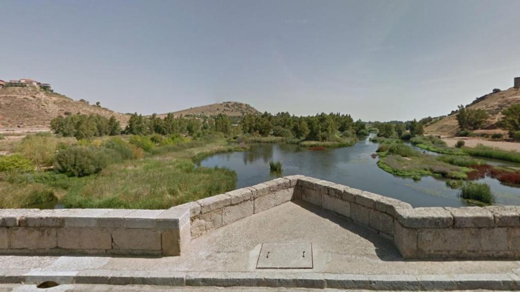 Vistas desde el puente medieval que cruza el río Guadiana