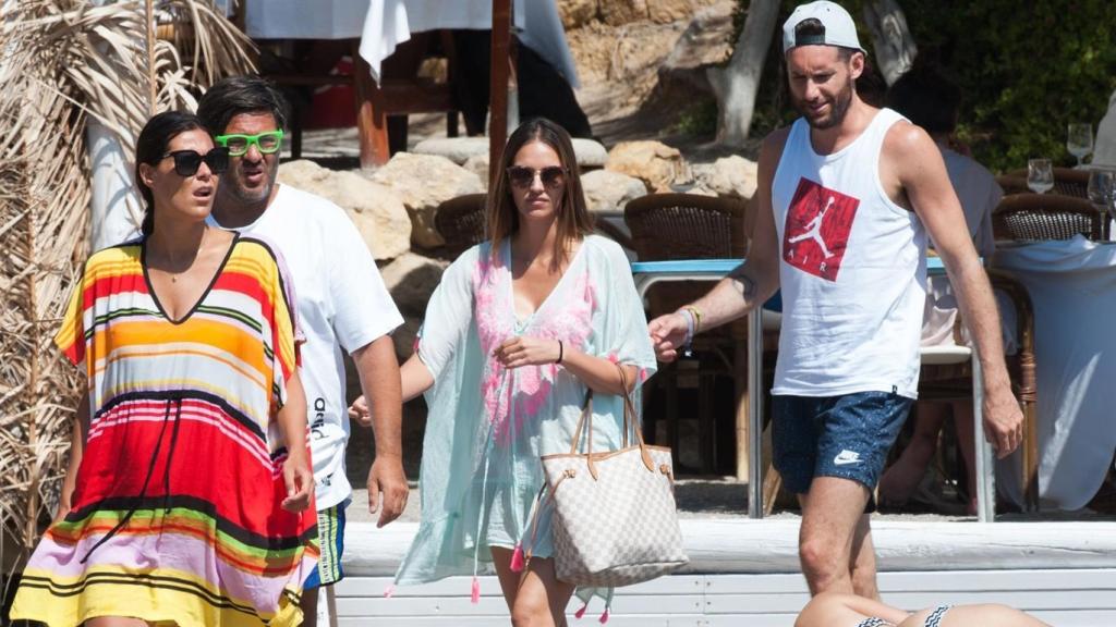 Helen Lindes y Rudy Fernández junto a su amigo Wally López.