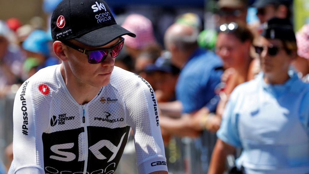Chris Froome, con rostro serio, antes de comenzar la etapa de este jueves.