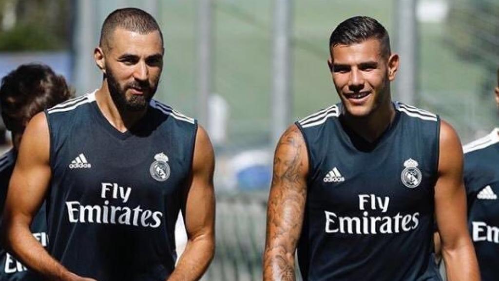 Theo Hernández durante la concentración del Madrid