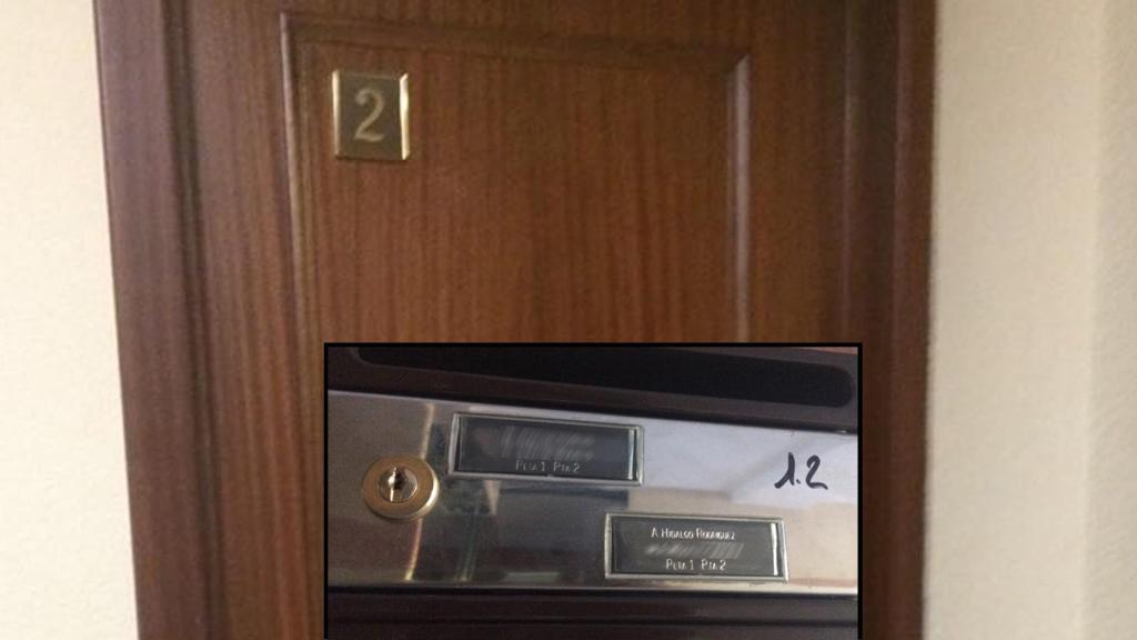 Puerta y buzón de la vivienda de Antonio Hidalgo en Puente de Vallecas.