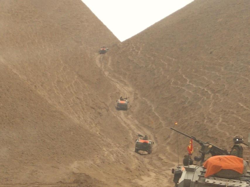 El contingente se abrió paso a través de terrenos abruptos.