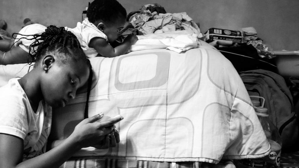 Menores migrantes en un piso patera de Misnana.