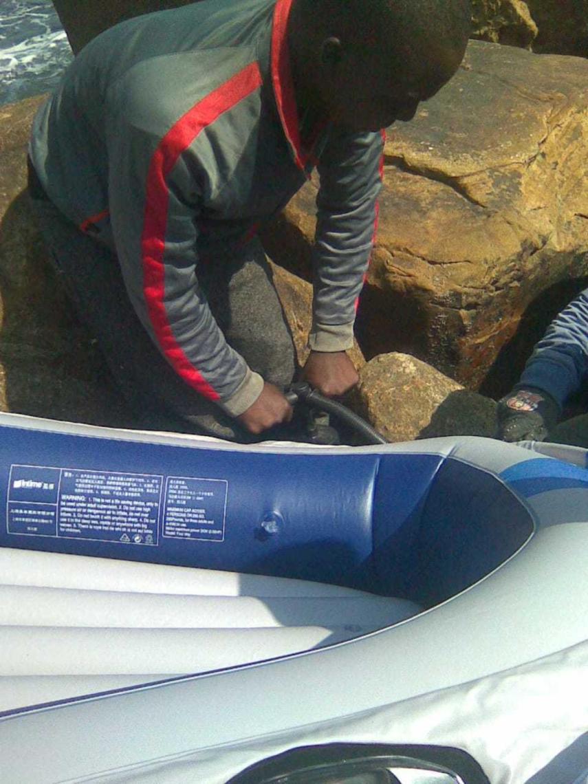 Un toy en el que los migrantes intentan cruzar el Estrecho y llegar a España.