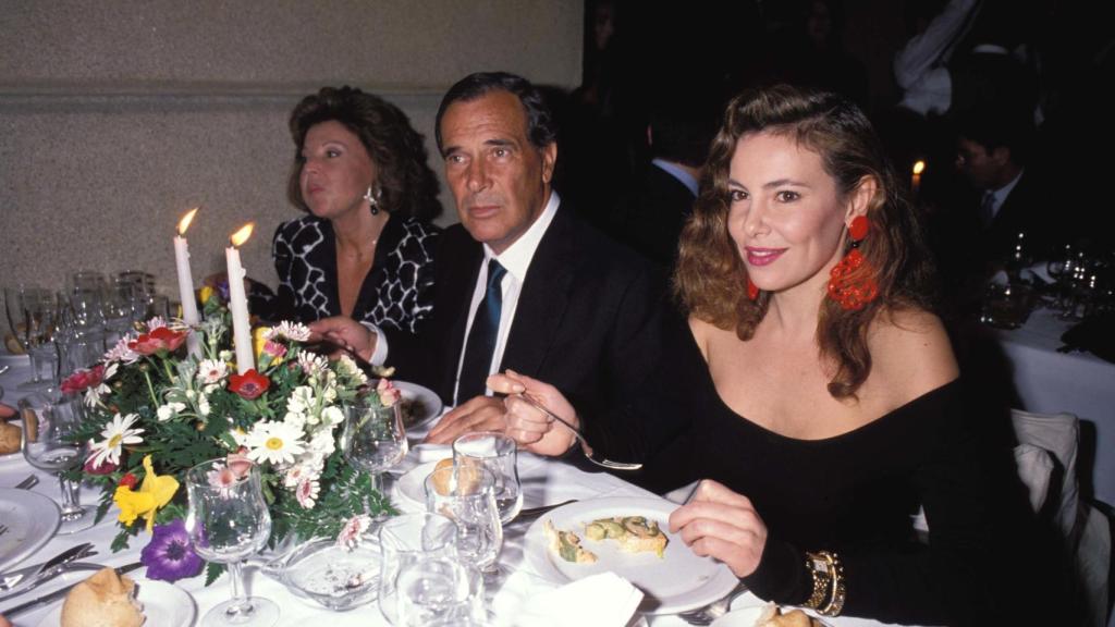 Ana García Obregón junto a sus padres en un acto público en 1980.