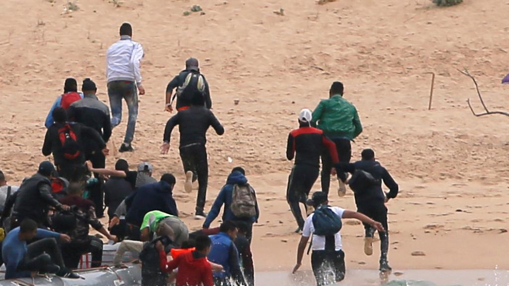 Un grupo de inmigrantes desembarca en la playa del Cañuelo, en Tarifa.