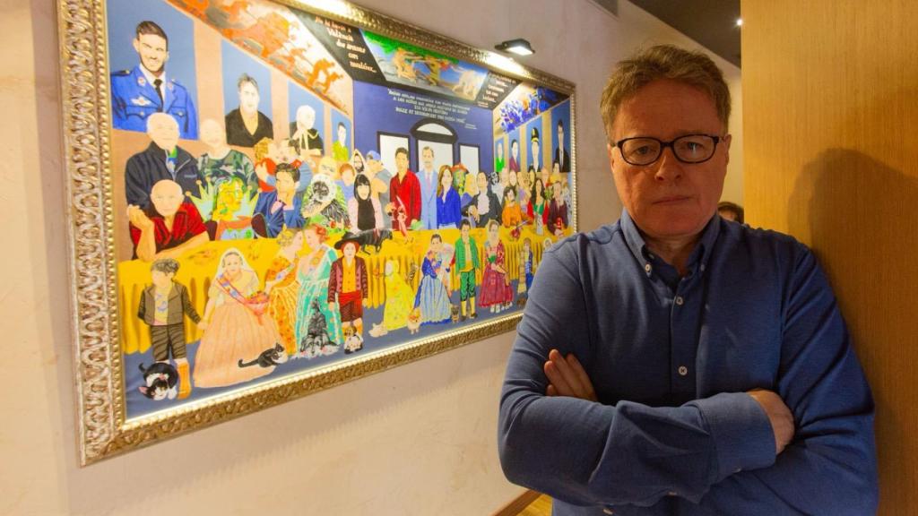 Shane O´Doherty posa frente a su cuadro.