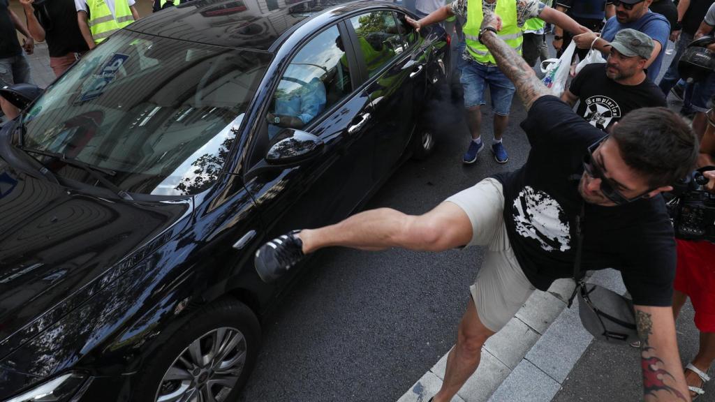 Un taxista golpea a un coche VTC