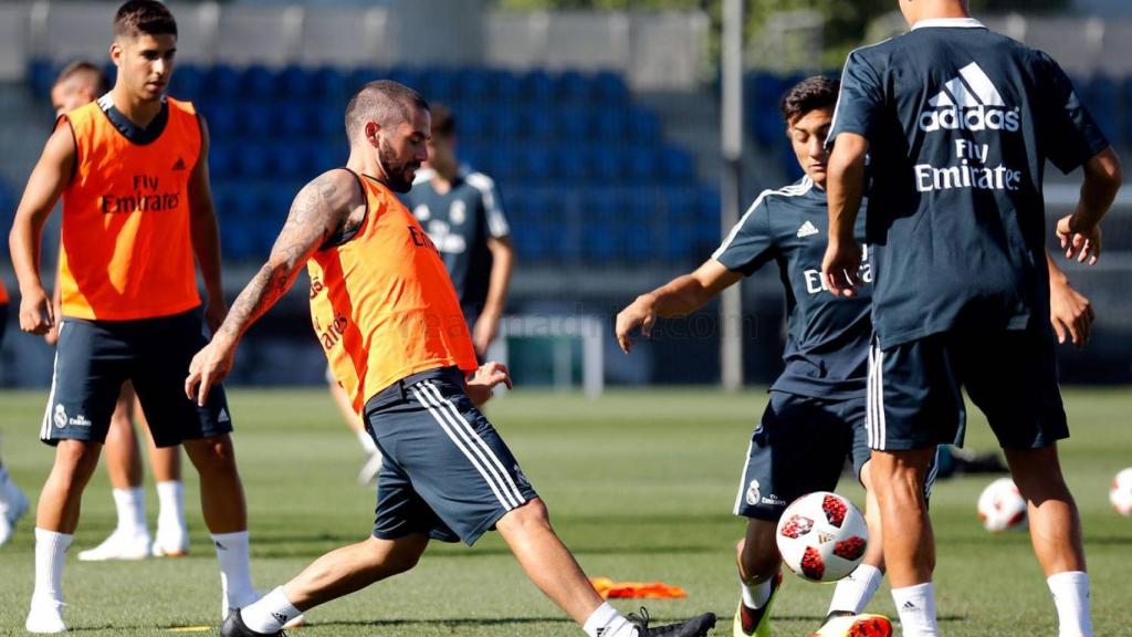 Jugadores de la plantilla blanca durante un entrenamiento
