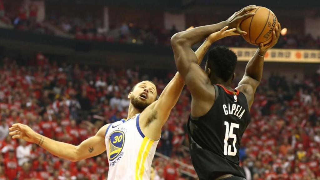 Capela, en uno de sus partidos con los Rockets. Foto: REUTERS