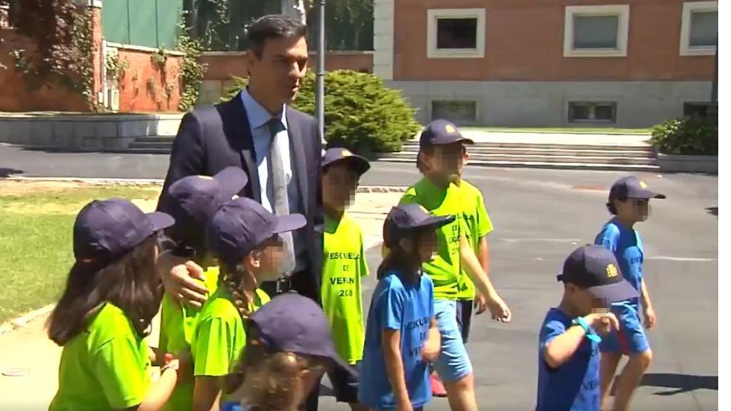 Momento en el que Pedro Sánchez recibe a los niños.
