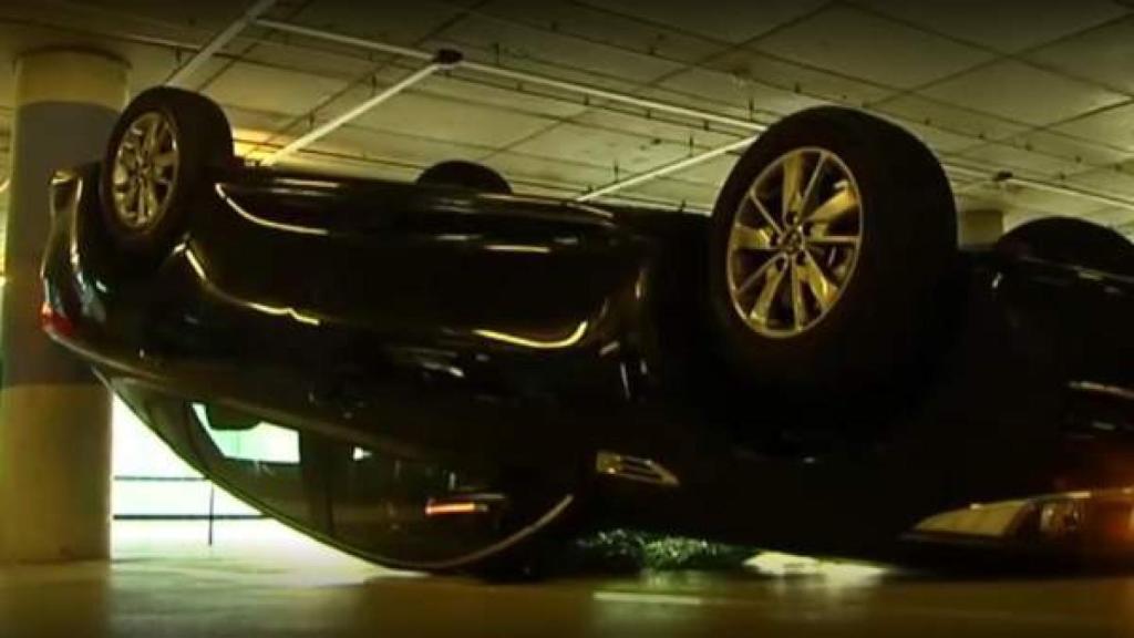 Los Mossos identifican a 20 personas por volcar un Uber en El Prat