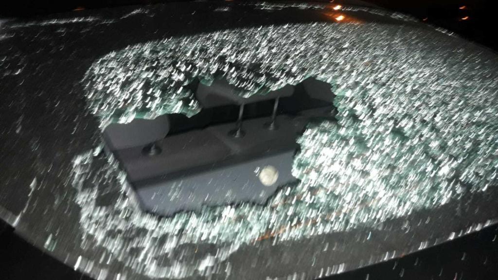 Una VTC con la el cristal trasero reventado durante la huelga indefinida del Taxi