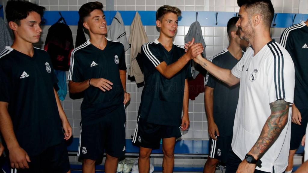 Álvaro Benito saluda a sus jugadores