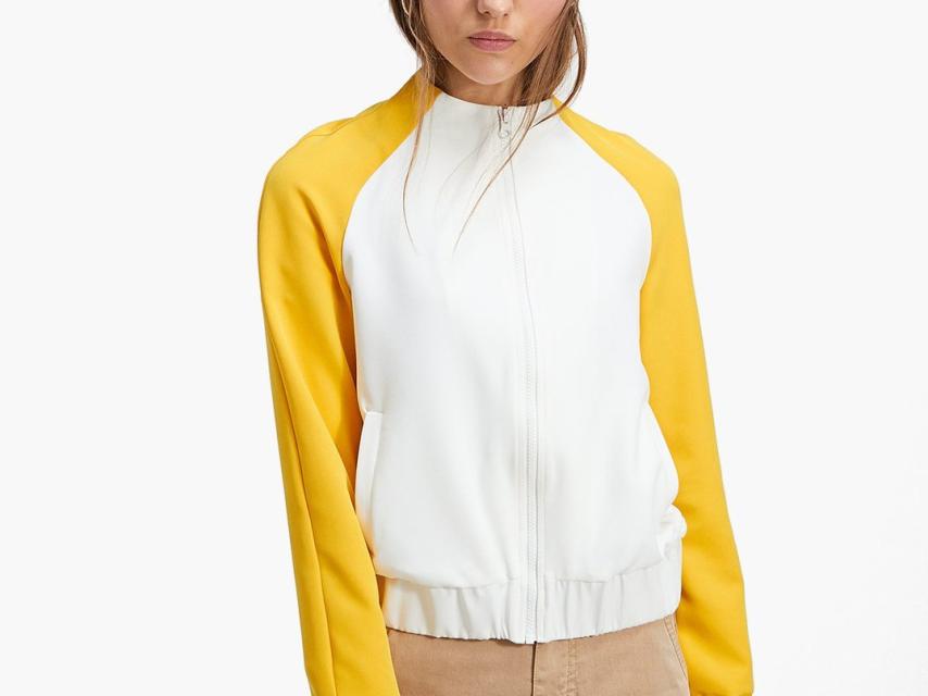 Cazadora bomber bicolor de Stradivarius.