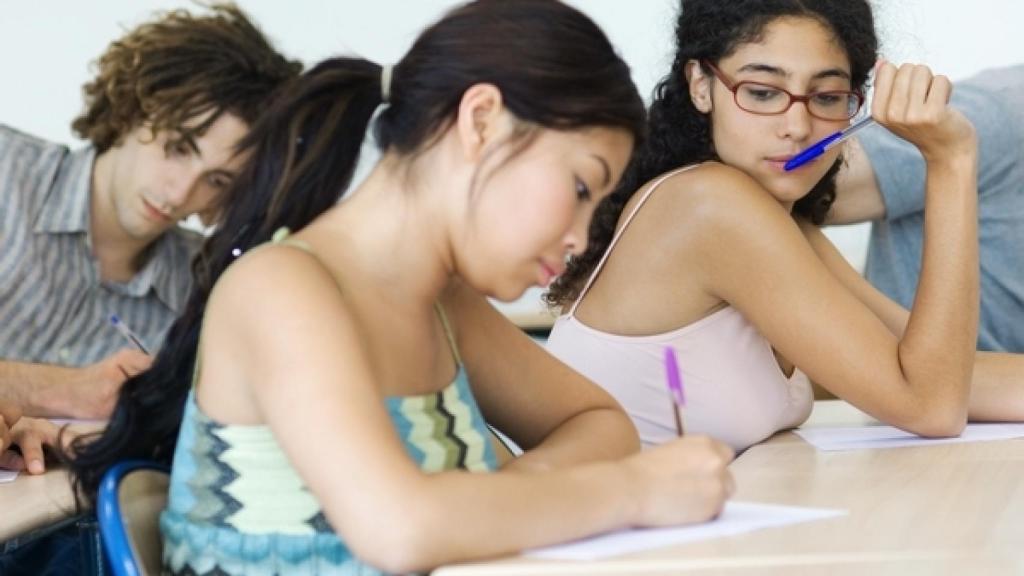 Estudiantes resolviendo un test.