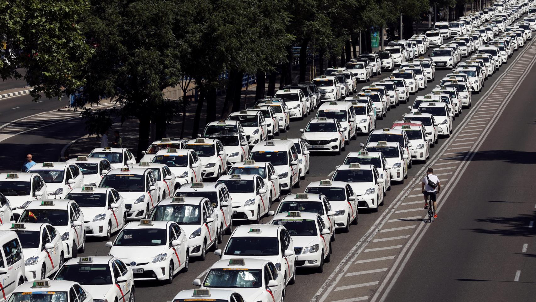 Los taxis colapsan la Castellana en Madrid, una de las principales arterias de la ciudad.