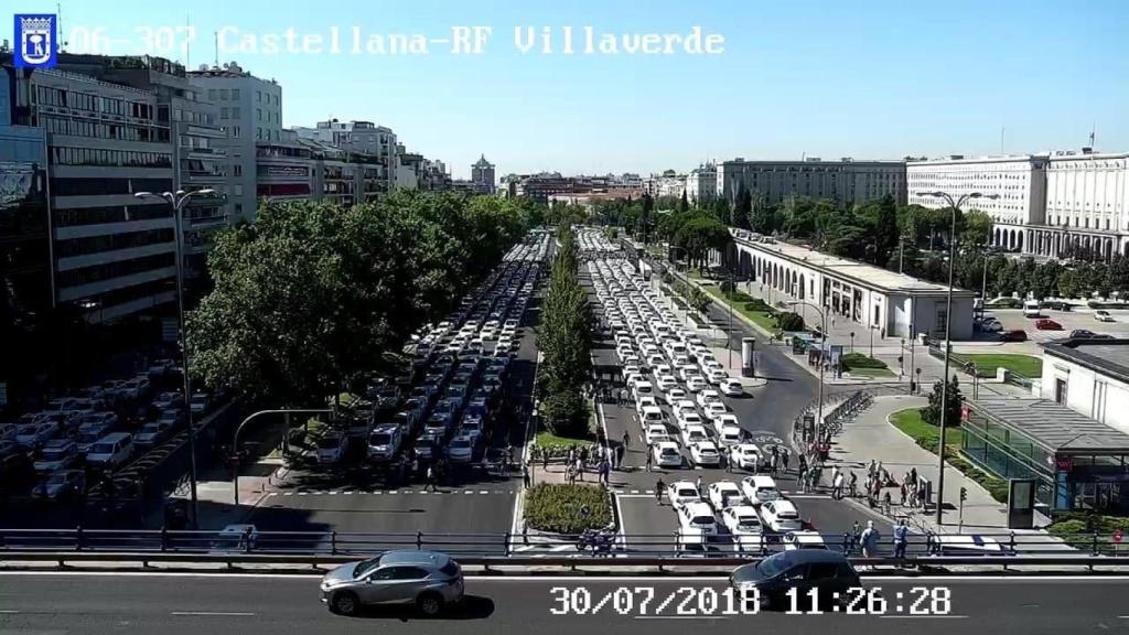 Los taxistas colapsan la Castellana y plantean sus condiciones para desconvocar
