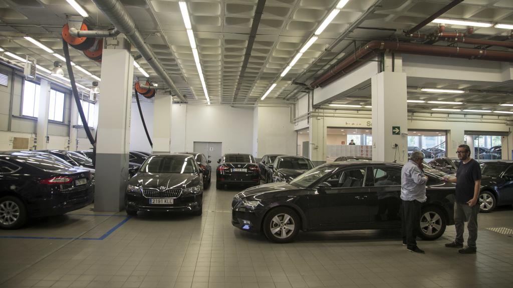 Vehículos de Cabify en la estación base de la capital barcelonesa. Foto Fernando Ruso