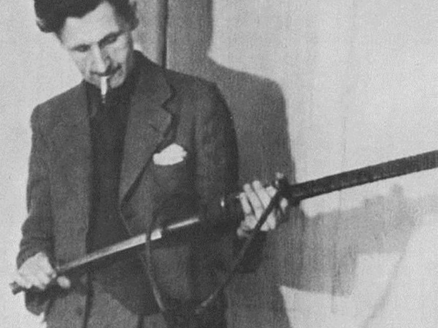 Orwell con su rifle.