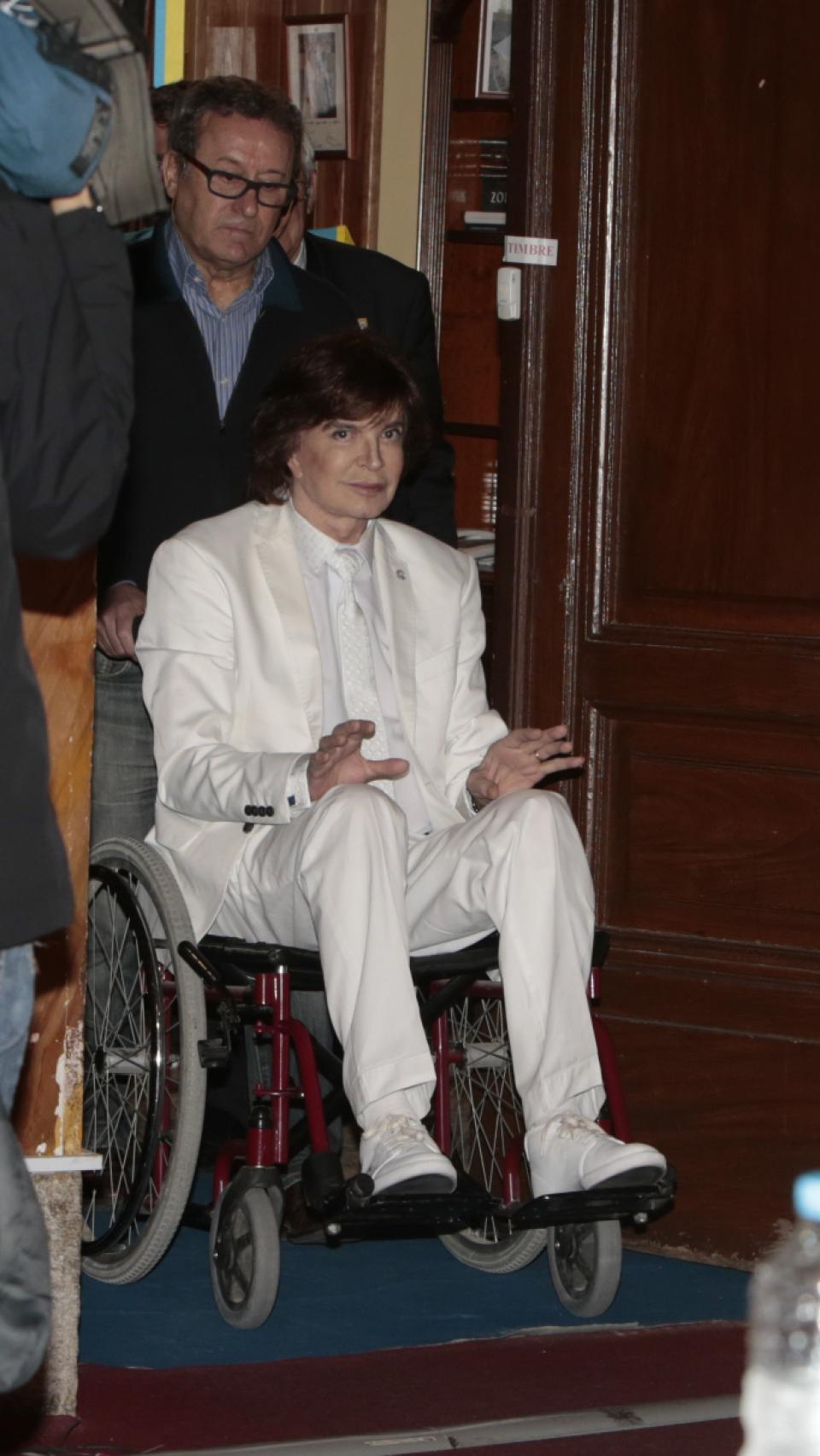 Camilo Sesto en silla de ruedas.