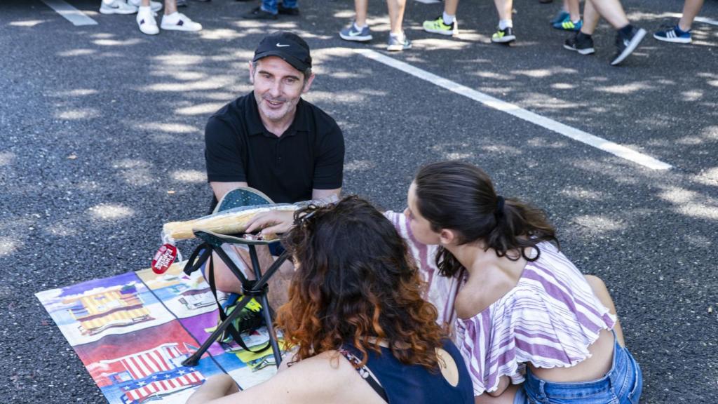 Familias enteras con sus hijos acampan frente al Ministerio de Fomento