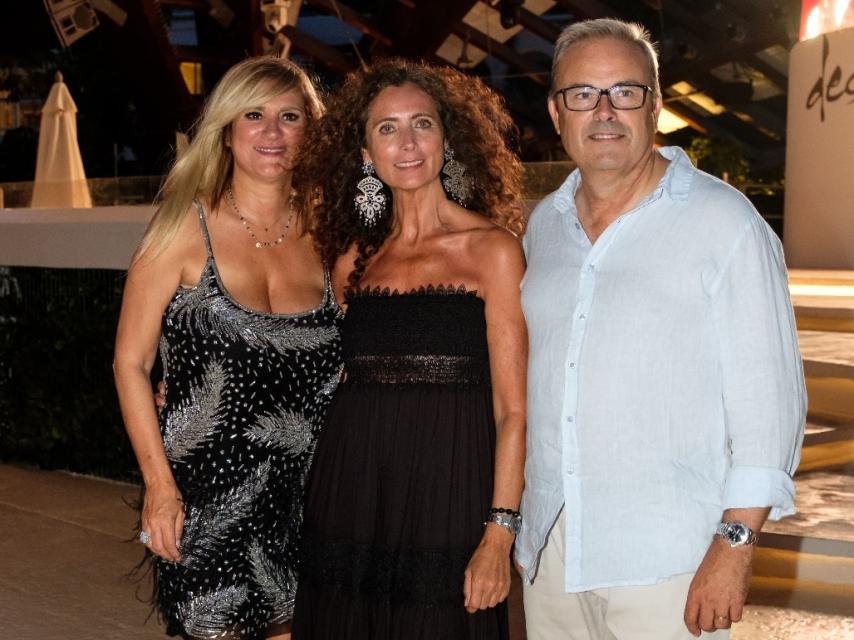 Belinda Alonso posa junto a Marta Díaz y Vicent Torres en la cena de homenaje a Ángel Nieto.