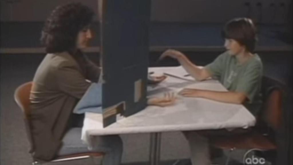 Rosa realizando su experimento en un reportaje de la cadena ABC