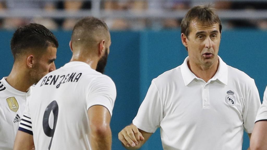 Lopetegui conversando con Benzema, Ceballos y Valverde durante un partido del Madrid