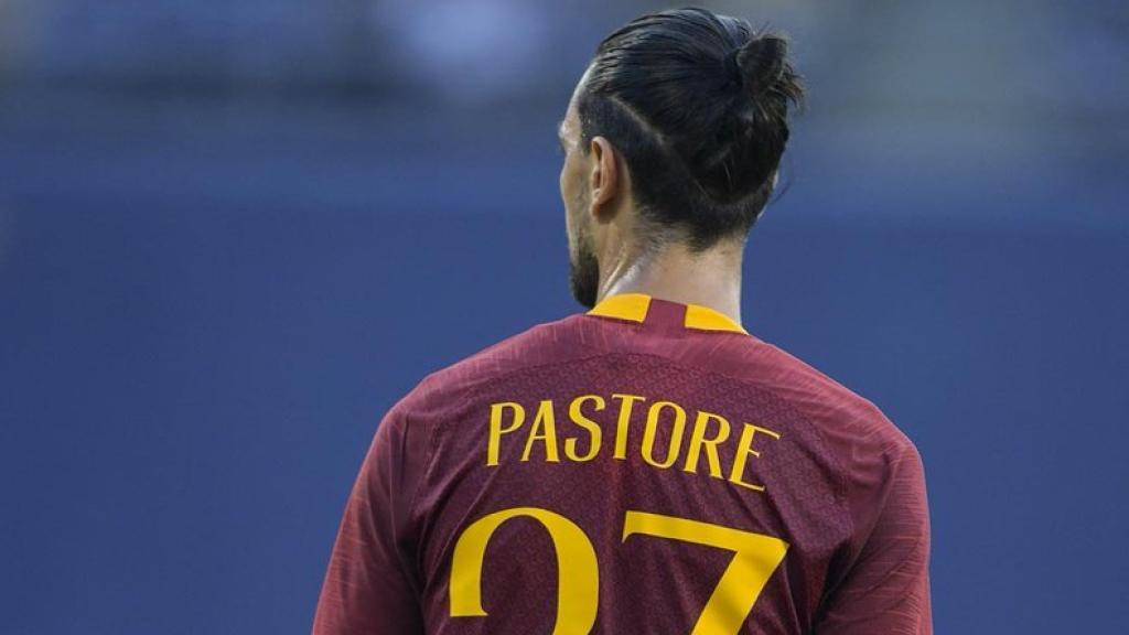 Pastore en un partido con la Roma