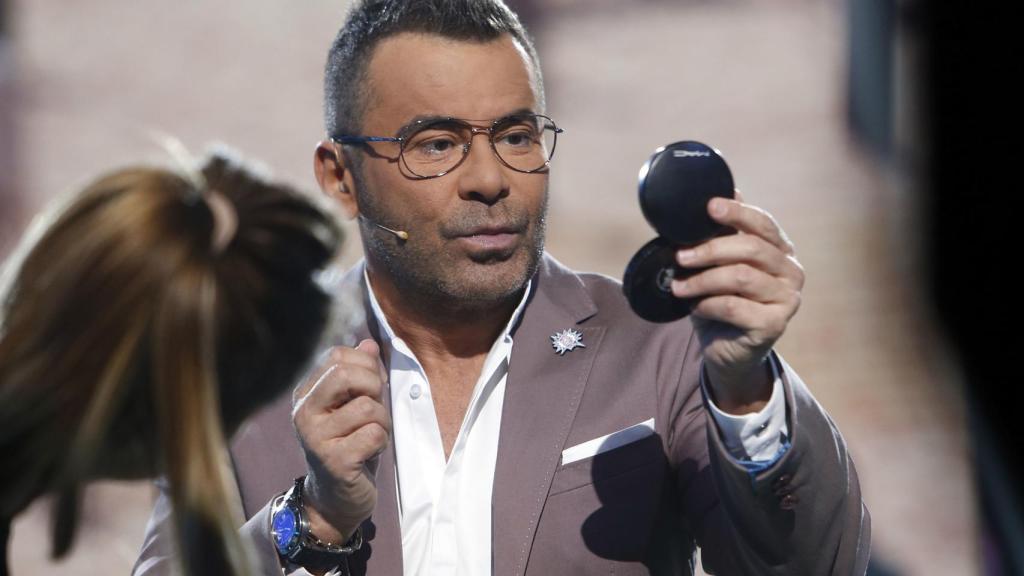 Jorge Javier Vázquez mientras lo retocan en plató.