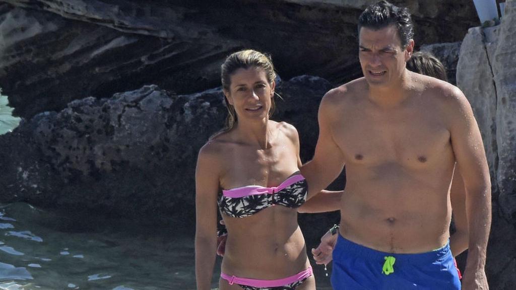Pedro Sánchez con su mujer en sus vacaciones en Mojácar.