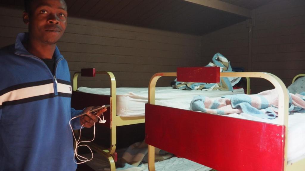 Uno de los inmigrantes instalados en el centro que Cruz Roja ha habilitado en Chiclana de la Frontera (Cádiz).  A los hombres los distribuyen en grupos de seis en cabañas de madera.